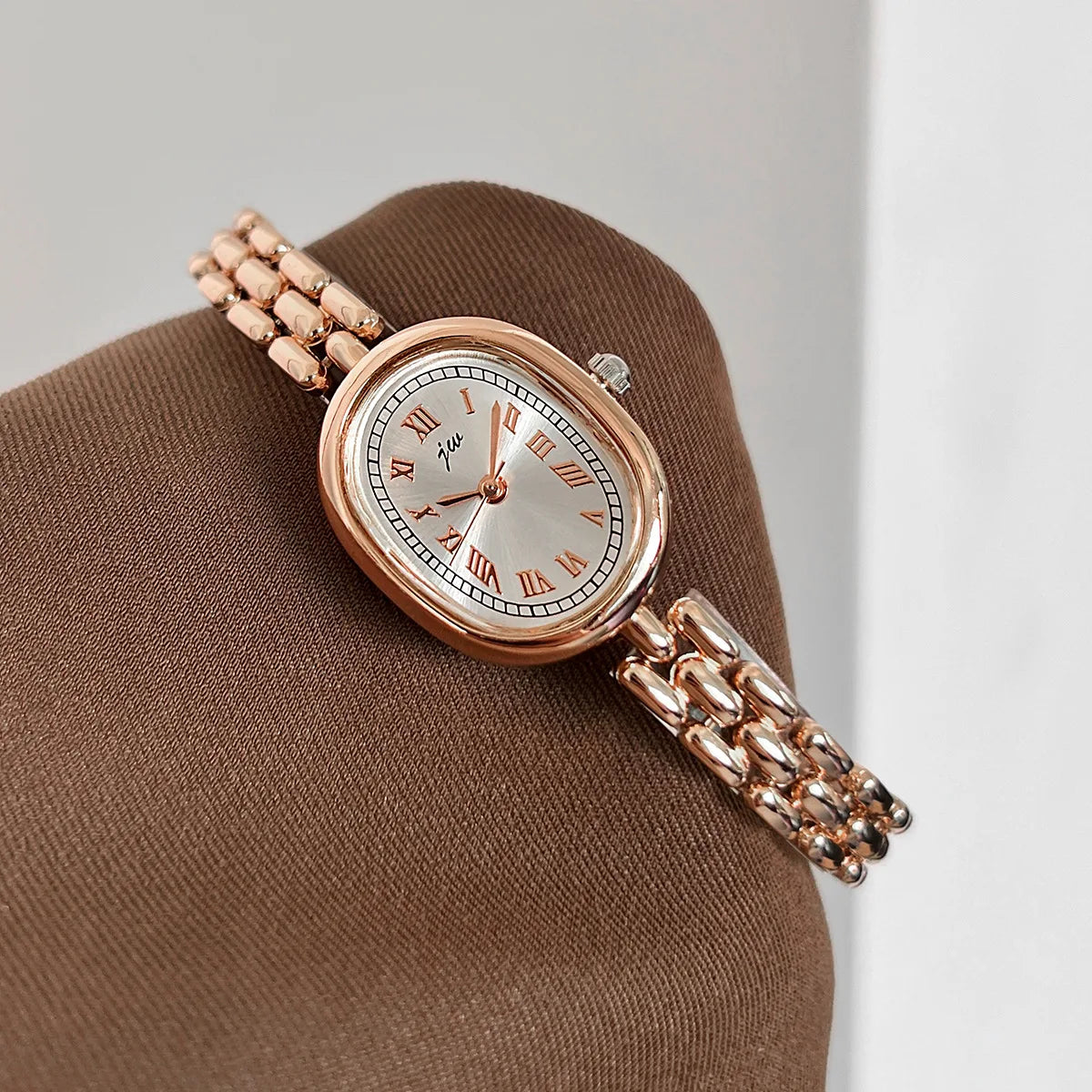 Women's Oval Artistic Quartz Watch — Niche High-Aesthetic Fashion Wristwatch