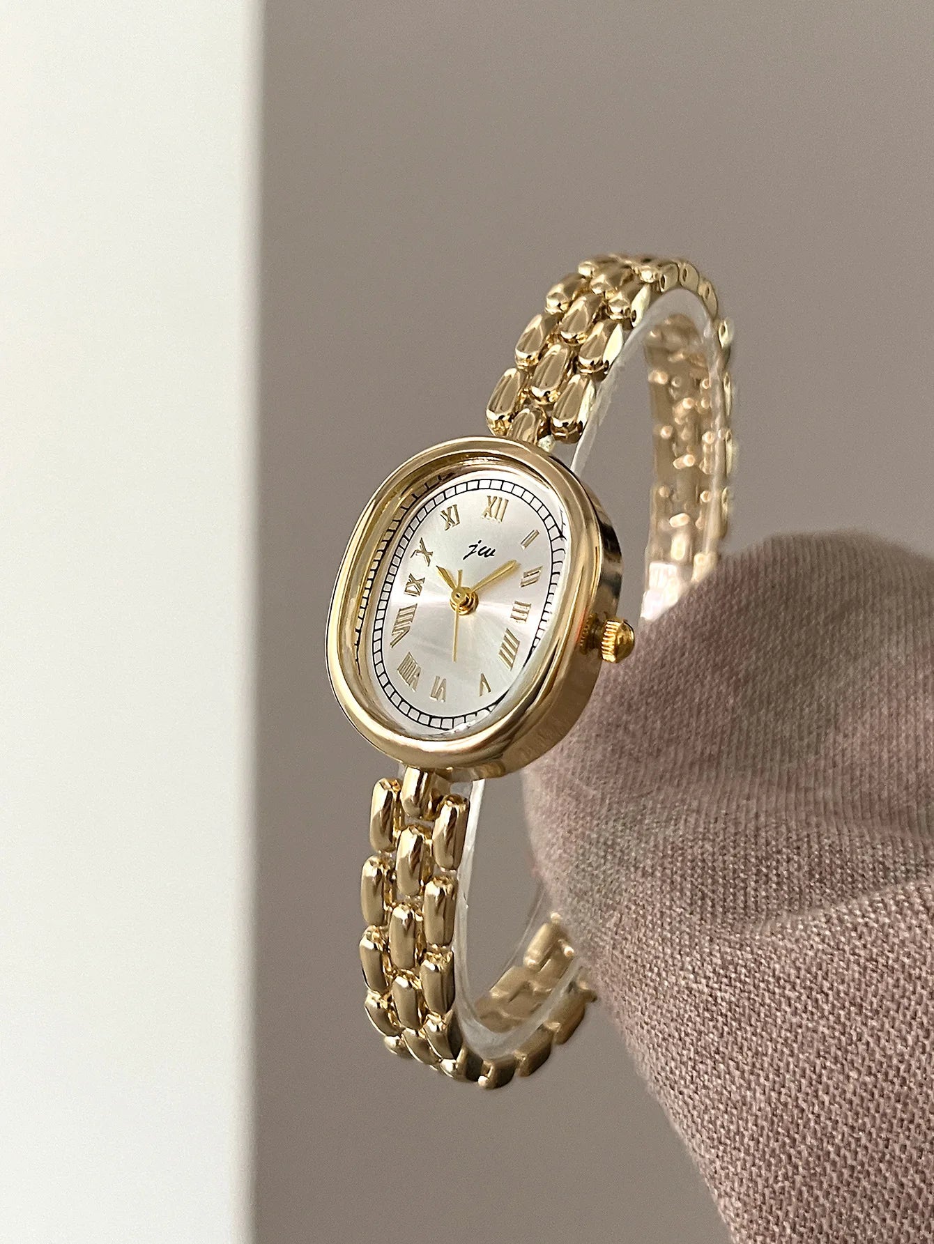 Women's Oval Artistic Quartz Watch — Niche High-Aesthetic Fashion Wristwatch